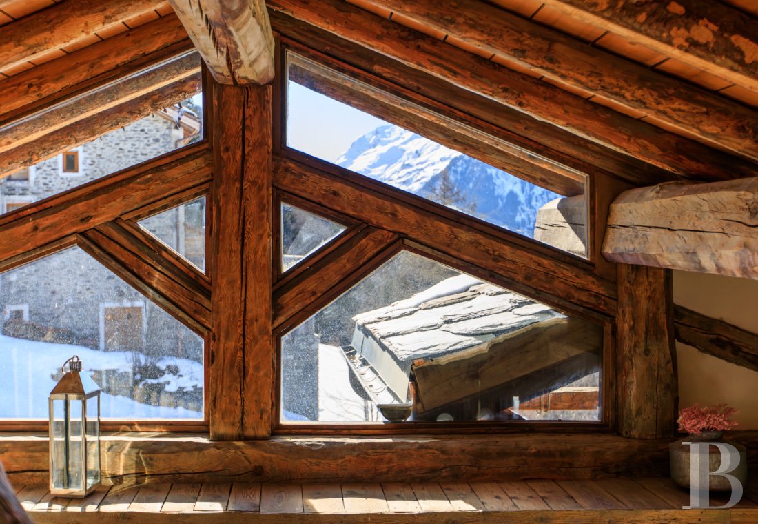 En Savoie, dans un hameau de la vallée de la Tarentaise, un grand chalet traditionnel rénové avec soin - photo  n°38